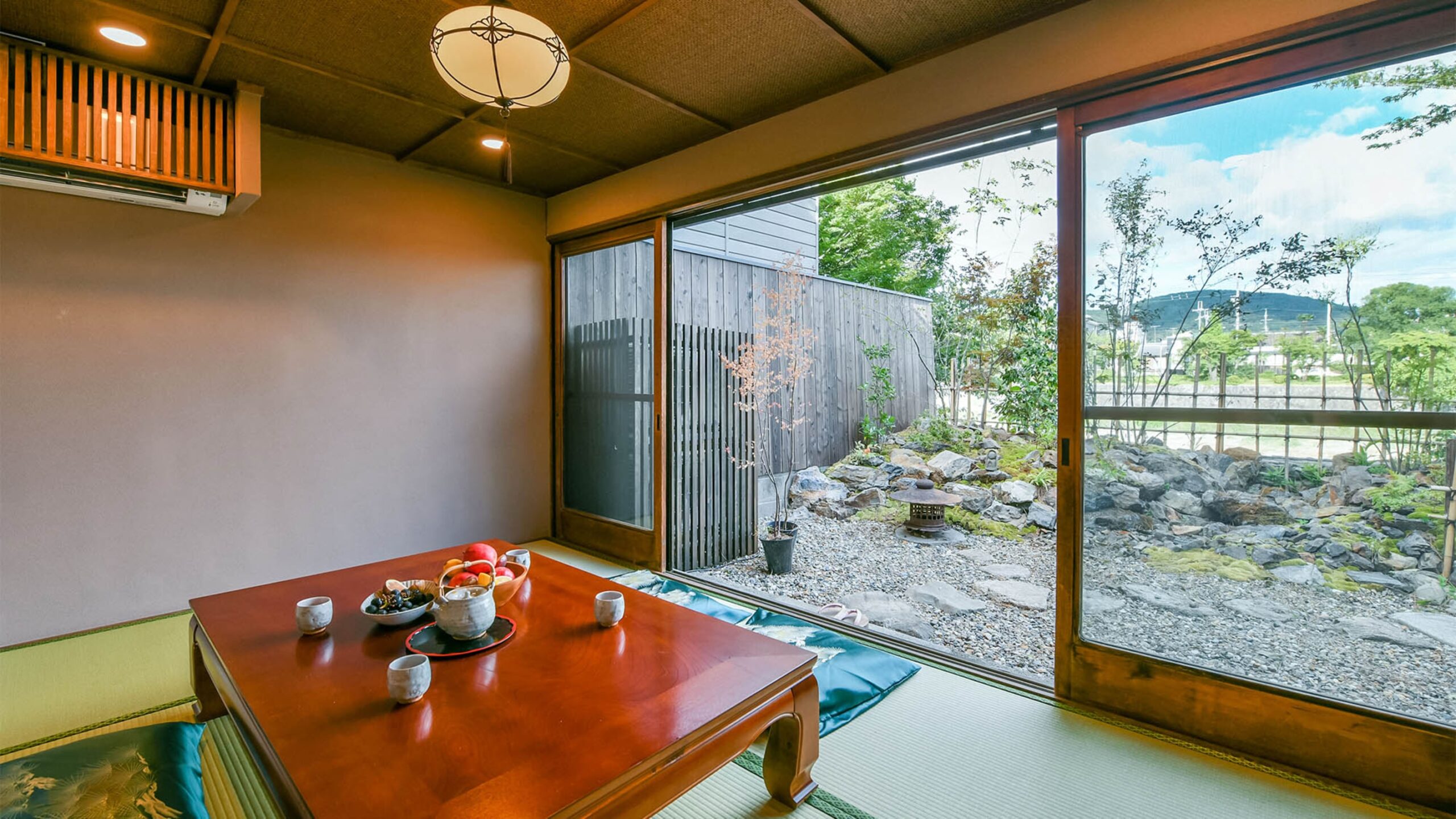 100Yr Renovated House, 2 Units of Riverview House, on Kamo River, for