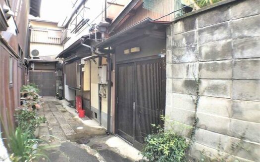 Kamisuzuya-cho House in Quiet Alley near Subway Gojo Staion, for Sale in Shimogyo Ward
