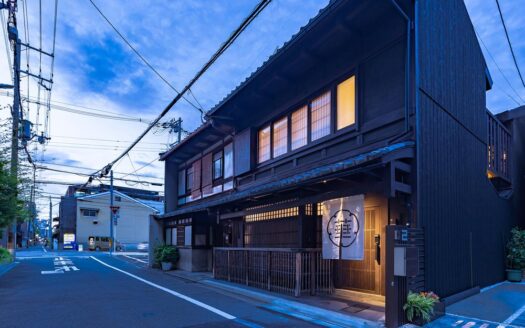 Takatsuji Inokuma-cho Kyo-Machiya Inn with Garden, Renovated in November 2020, for Sale in Shimogyo Ward