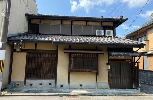 Seikanji Ikeda-cho Kyo-Machiya House with Garden on Corner Lot, for Sale in Higashiyama Ward