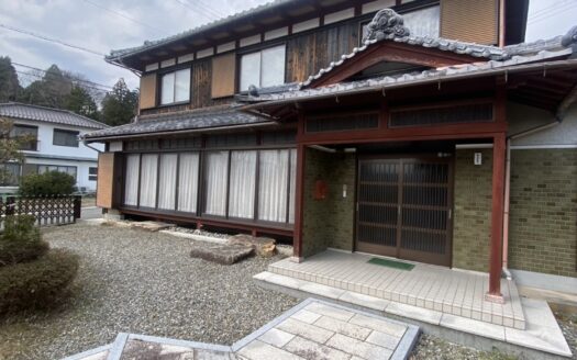 Shinasahi-cho Yasuigawa House with Garden on Southwestern Corner Lot, for Sale in Shiga Pref.