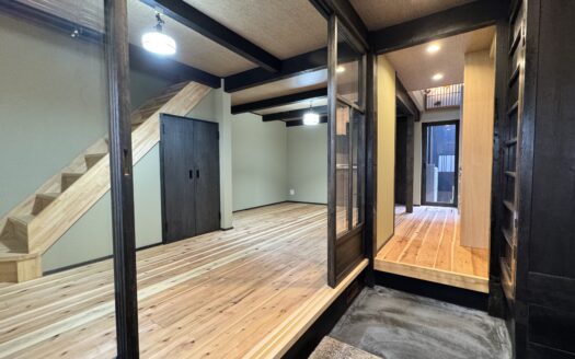 Renovated Kyo-Machiya House near Higashihonganji Temple, for Sale in Higasihgawa-cho, Shimogyo