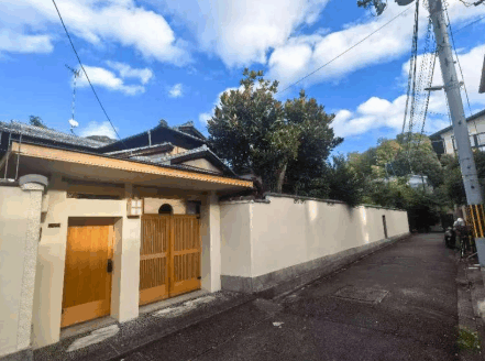 Sennyuji Yamanouchi-cho House with Spacious Authentic Japanese Garden, for Sale in Higashiyama Ward