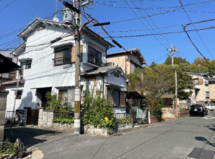 Imakumano Minamihiyoshi-cho House with Car Garage, for Investment, for Sale in Higashiyama Ward
