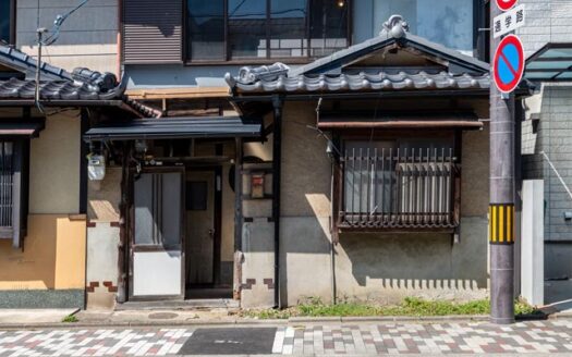 Non-Renovated Kyo-Machiya House near Kamo River, for Sale in Shichiku Kamitakedono-cho, Kita Ward