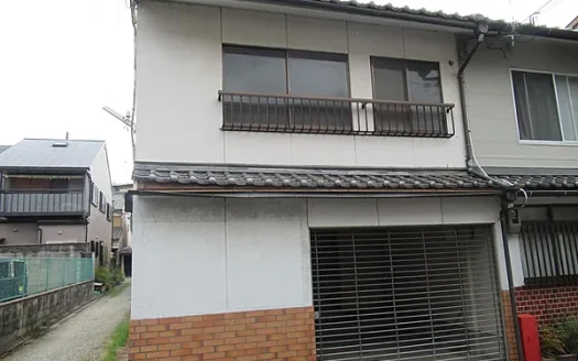 Karahashi Takada-cho Kyo-Machiya House near Toji Temple, for Sale in Minami Ward