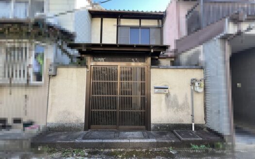 Kamiuma-cho Kyo-Machiya House with Garden, for Sale in Higashiyama Ward