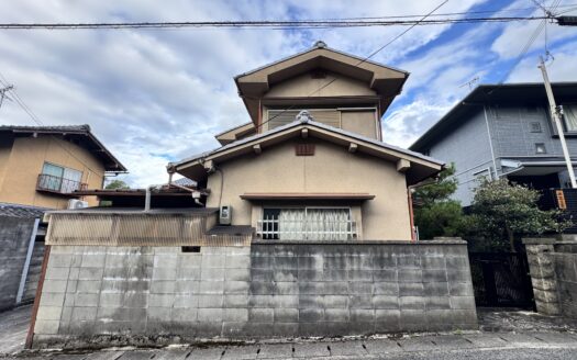 Dettached House with 4BRs and Dinning Kitchen, with a Garage, for Rent in Yamashina