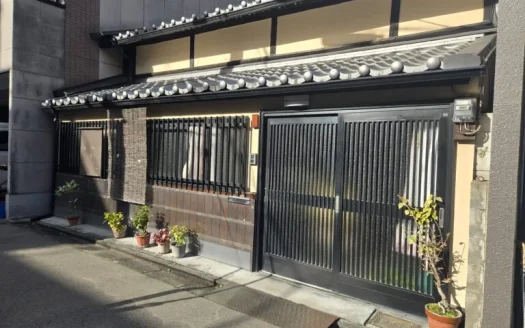 Hashizume-cho Kyo-Machiya House with Courtyard and “Kura” Storehouse, for Sale in Shimogyo Ward