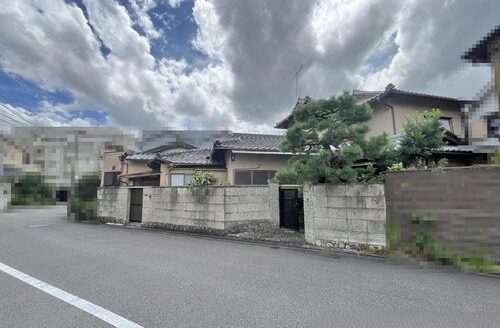 Kinugasa Kaido-cho House with Garden near Kinkakuji Temple, for Sale in Kita Ward