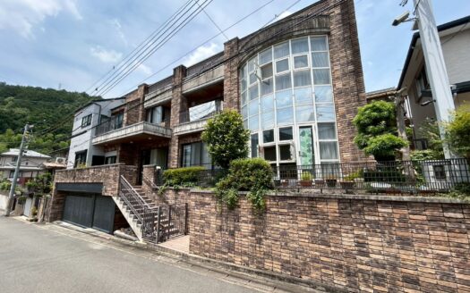 All-Electric RC House with Car Garage, Garden, and Home Elevator, for Sale in Yamashina Ward