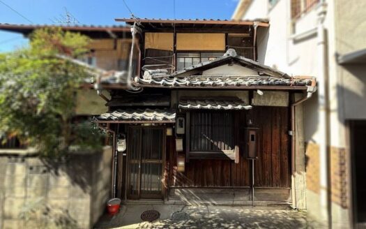 Mizomae-cho Kyo-Machiya House near Kitano Tenmangu Shrine, for Sale in Kamigyo Ward