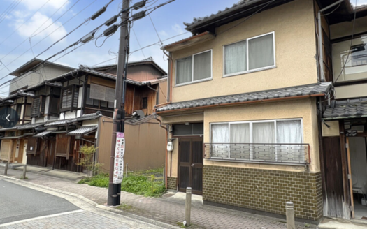 Non-Renovated Kyo-Machiya House near Kyoto Imperial Palace, for Sale in Hanatate-cho, Kamigyo Ward
