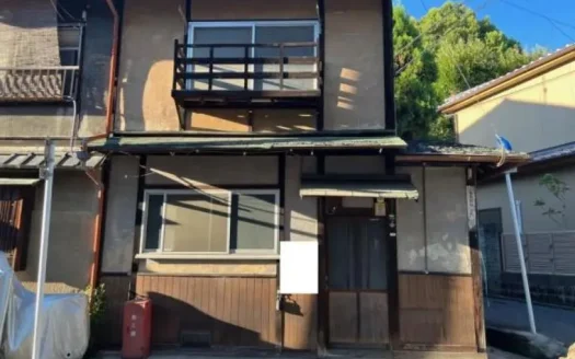 Imakumano Tsuruginomiya-cho Kyo-Machiya House with Garden on Corner Lot, for Sale in Higashiyama Ward