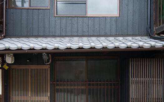 Hidden Kyoto Machiya Beyond a Shrine Approach, for Sale in Nakano-cho, Higashiyama Ward