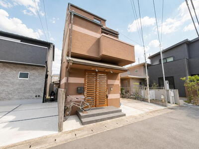 Renovated Three-Story Reinforced Concrete House with Garage, for Sale in Tokiwaumazuka-cho, Ukyo Ward